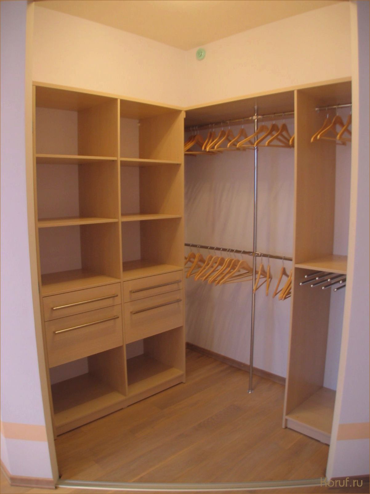 Минимализм с комфортом: лучшие идеи дизайна для вашей мини гардеробной