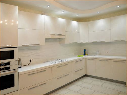 Безупречный стиль и уют в каждой детали: дизайн бежевой кухни для идеального интерьера