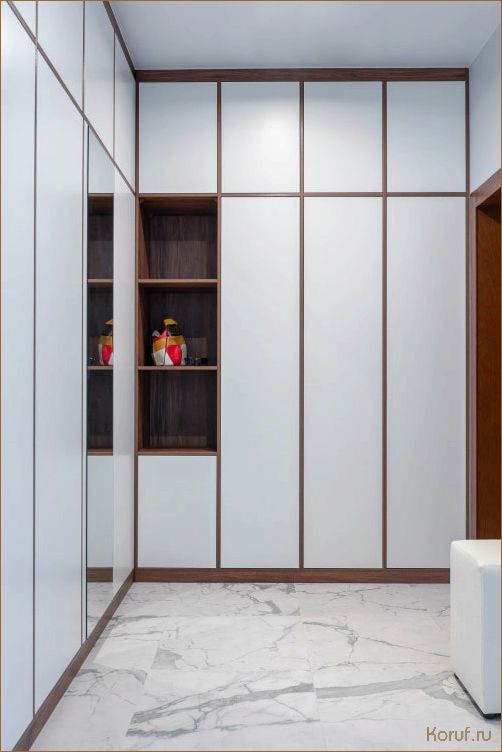 Современный стиль и практичность: дизайн квадратной гардеробной комнаты